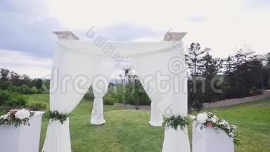 婚庆花拱装饰.. 装饰鲜花的婚礼拱门
